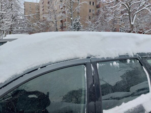 a leesett hó mennyisége az autó tetején látható, illusztráció, a kép tulajdonosa bognár géza