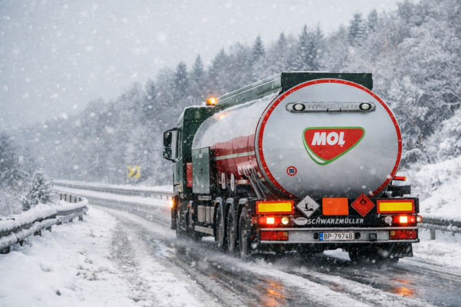 az üzemanyag ellátása biztosított, mol tanker, illusztráció, a kép tulajdonosa bognár géza