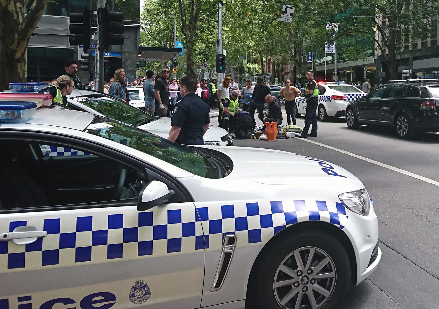 Járókelők közé hajtott egy autó Melbourne-ben