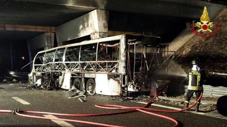 Budapesti diákokat szállító busz szenvedett balesetet Veronánál, többen meghaltak