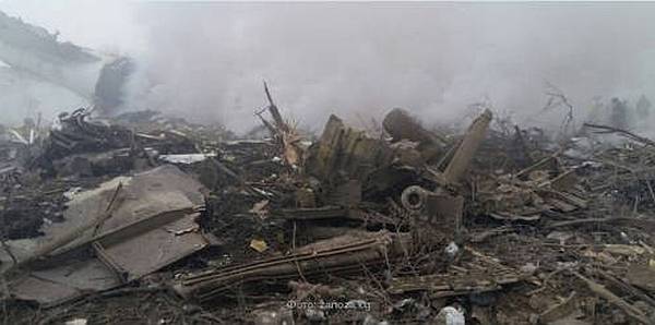 Lakóházakra zuhant egy teherszállító repülőgép