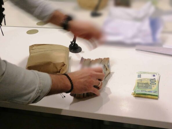 vesztegetés elfogadása, lefoglalás, kp, kötegelt, police.hu