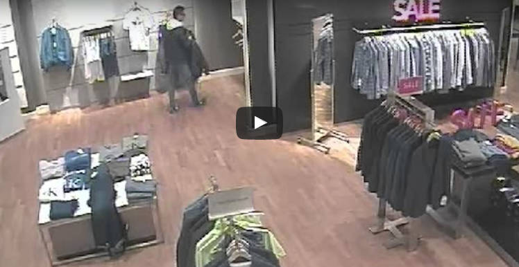 Kamera rögzítette, ahogy felpróbálták és ellopták a kabátokat