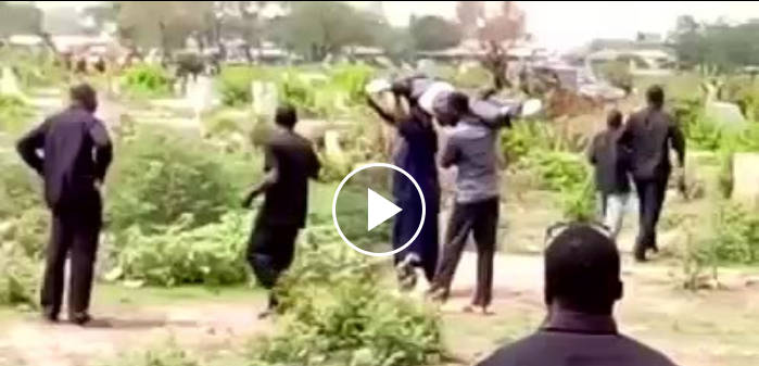 Dráma és jajveszékelés: Szörnyű jelenetet videóztak a temetőben - VIDEÓ