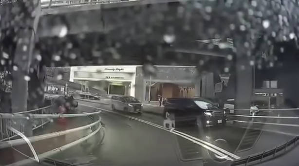 Hátborzongató dolgot rögzített egy autó fedélzeti kamerája - VIDEÓ