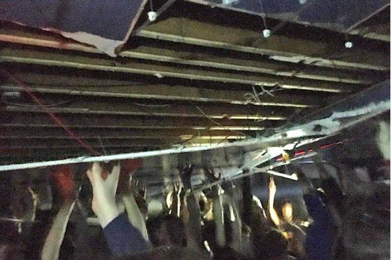Horror a szórakozóhelyen: ráomlott a tető a vendégekre - VIDEÓ