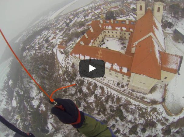Siklóernyővel repült a hólepte Tihany felett – videó