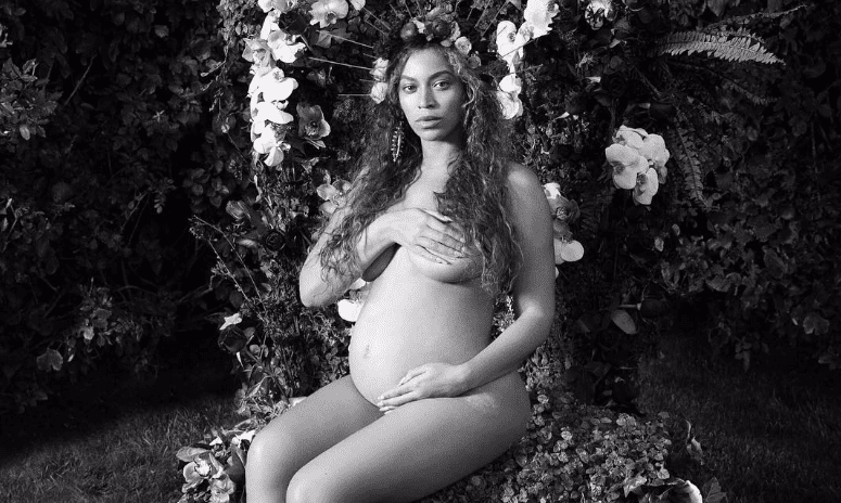 Beyoncé meztelenre vetkőzött egy várandós fotósorozat kedvéért