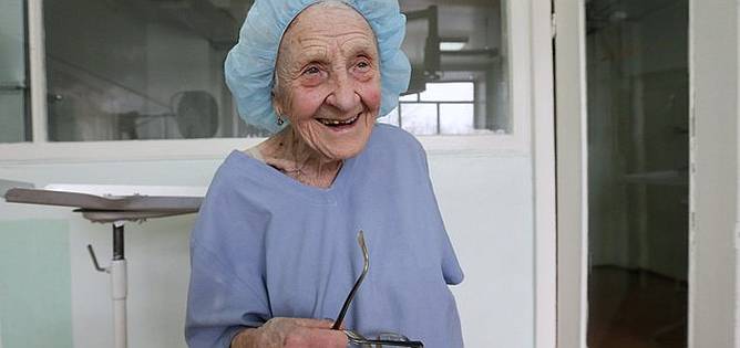 Ő a világ legöregebb sebésze - 89 évesen is naponta operál!