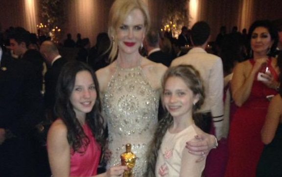 Hollywoodi sztárokkal fotózkodott a két Oscar-nyertes kislány