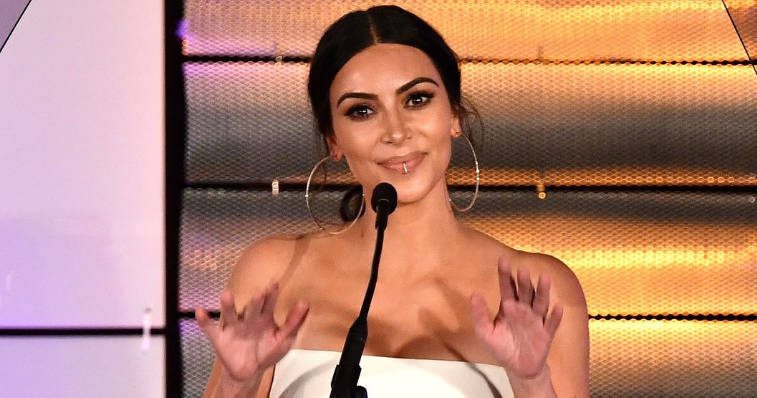 Kim Kardashian homokóra alakja mindenkit levett a lábáról