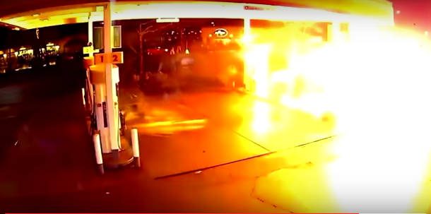 Felrobbant az Uber egyik kocsija egy benzinkúton - VIDEÓ