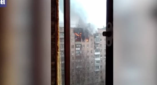 Kiugrott az égő panellakásból, 8 emeletet zuhant, túlélte! - VIDEÓ