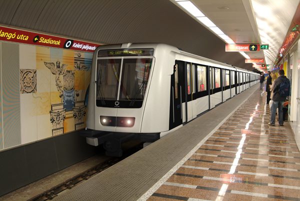 Hétfőn forgalomba áll az első felújított metrószerelvény