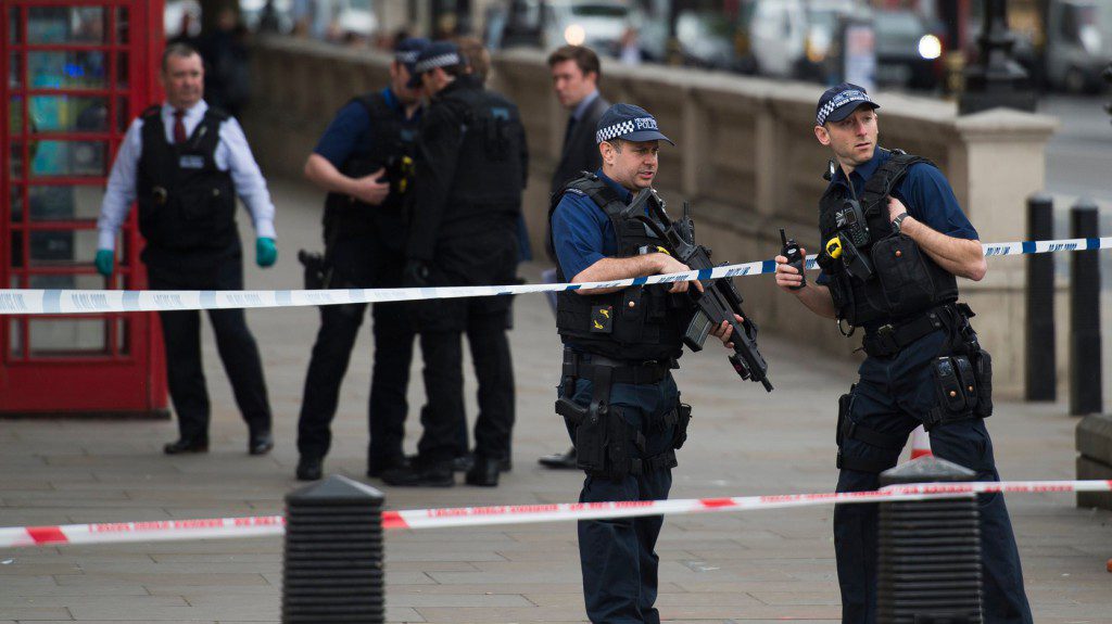 Terrorellenes rajtaütés Londonban: meglőttek egy nőt