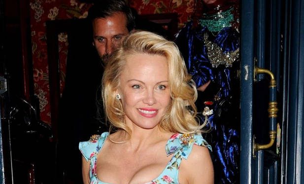 Pamela Anderson ledobta ruháit - vadító csipkében domborít