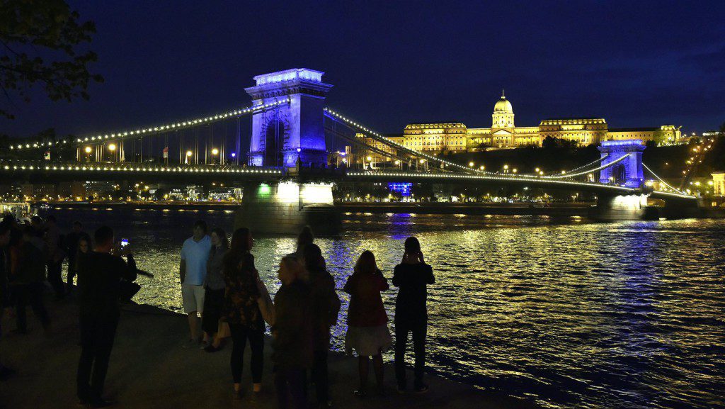 Kékbe borult a Lánchíd a budapesti vizes világbajnokság tiszteletére