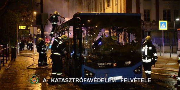 Megrázó videó: rommá égett a budapesti busz, a tűzoltók is elképedtek - VIDEÓ