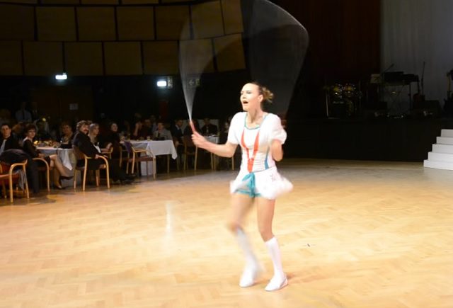 A magyar lány úgy ropja a csárdást a világhírű versenyen, hogy azt bárki megirigyelhetné