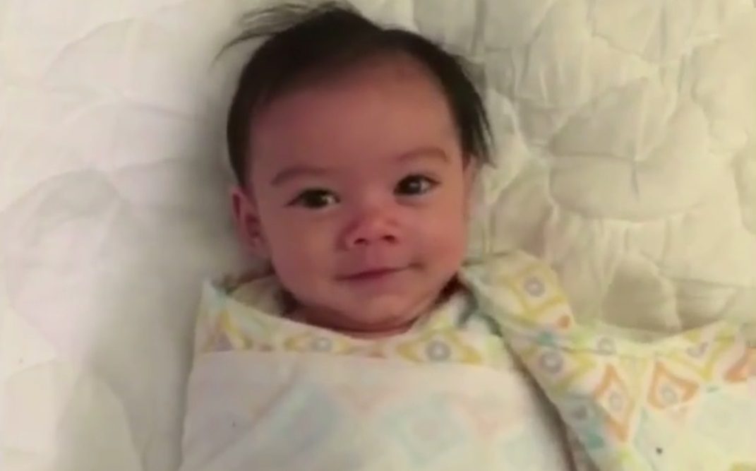 Legyalulja az internetet az 5 hónapos baba bájos ébredése