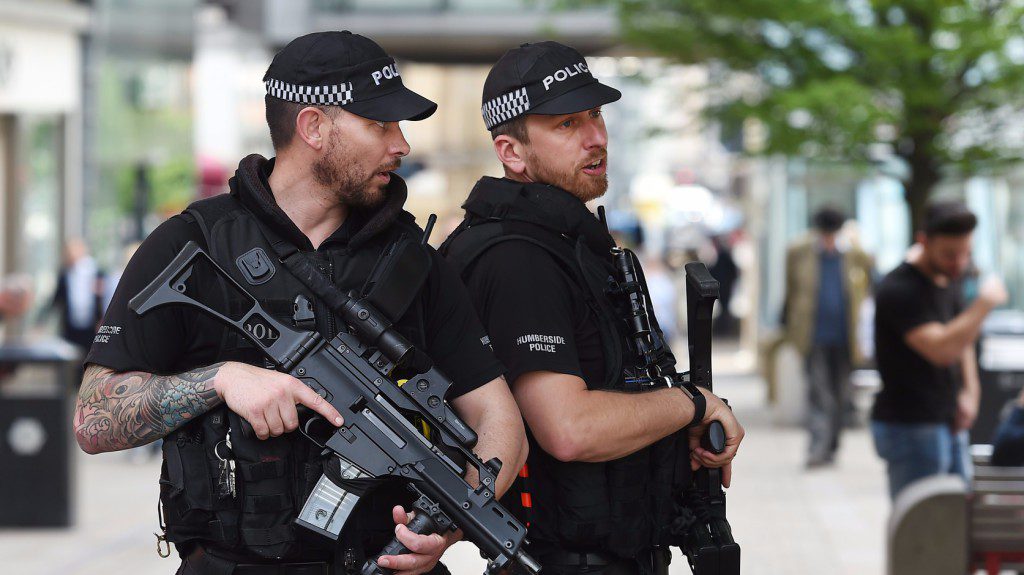 "Hálózatot" sejt a brit rendőrség a merénylő mögött, rendőr az áldozatok között