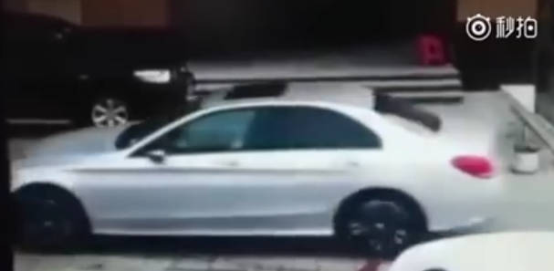 Brutális videó: áthajtott a parkolóőrön a türelmetlen sofőr - VIDEÓ