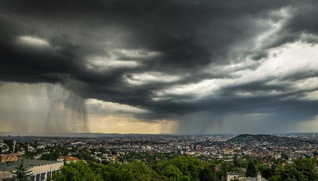 Eszelős vad felvétel készült a Budapestre lecsapó viharról - VIDEÓ