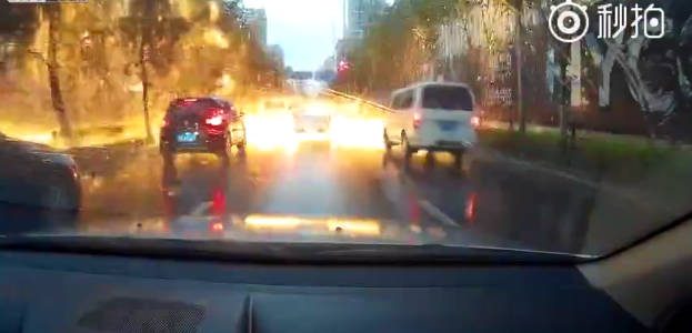 Hatalmas robbanás rázta meg a forgalmas autóutat! - VIDEÓ
