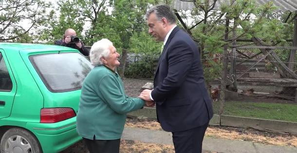 Miért köszönt Orbán Viktor még a lábasjószágnak is a hátsó udvarban?