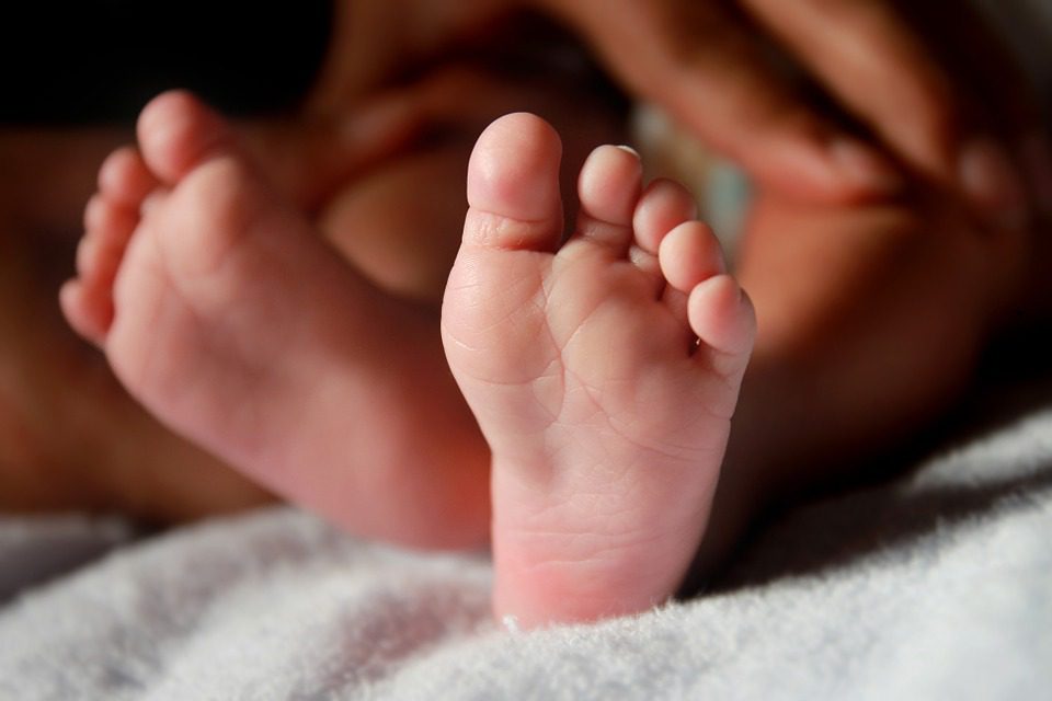 Percekkel a születése után lábra állt a baba, tömegek csodálják az interneten
