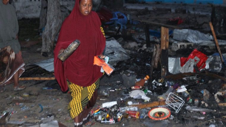 Öngyilkos merénylet után túszdráma zajlik egy szomáliai étteremben