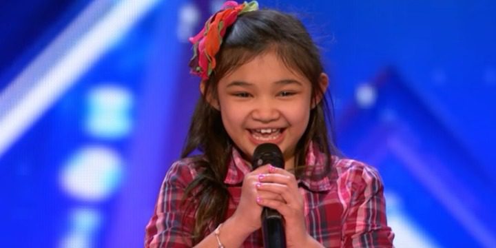Észvesztő, ahogyan a 9 éves kislány énekel