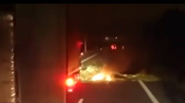 Életveszély, égő fatörzseket dobálnak a kamionok elé - VIDEÓ