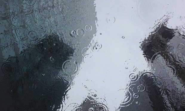 Emelték a riasztás fokozatát: viharos esők csapnak le a kánikulában