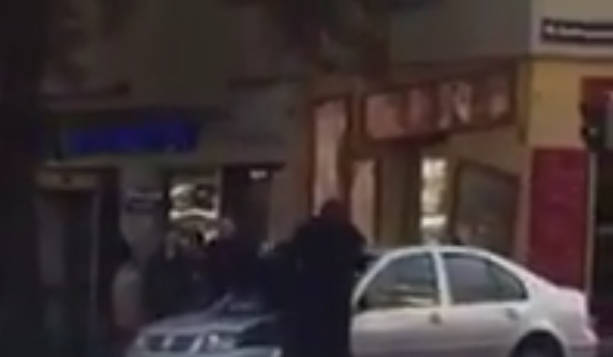 Ez nagyon durva! Így terrorizálták Bécsben egy villamos utasait - VIDEÓ