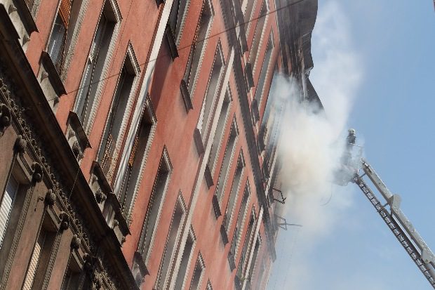 Óriási tűz pusztít a belvárosi házban, menekítik a lakókat