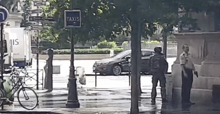 Rendőrre támadt Párizs központjában egy férfi, lelőtték