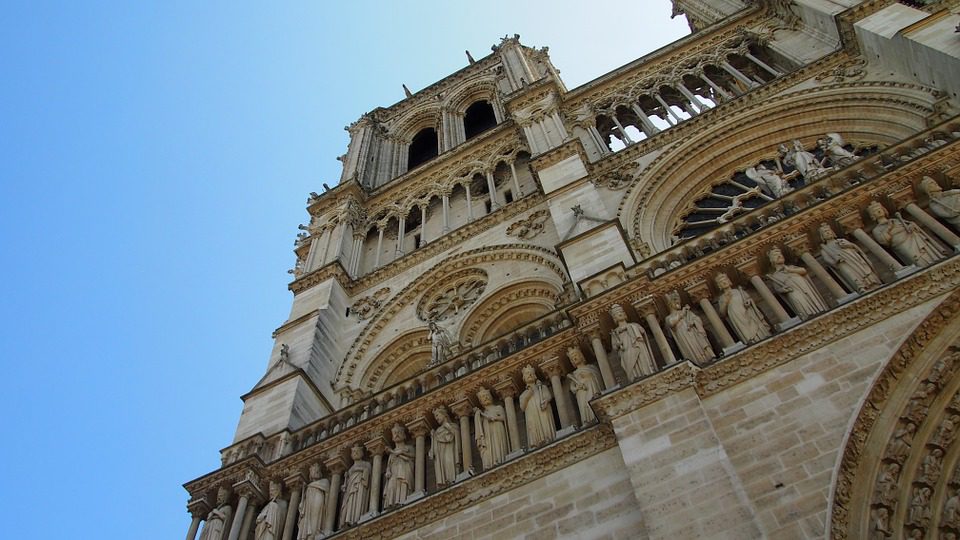 Terrortámadás miatt turistákat zártak a Notre Dame-ba - VIDEÓ