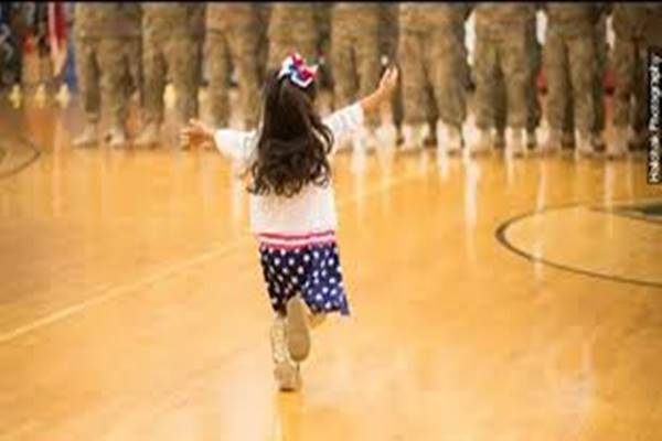 A katonák egy sorban álltak, amikor egy kislány szaladt közéjük. Emberek milliói könnyezték meg ezt a videót!