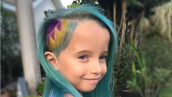 Az anya 6 éves kislánya haját zöldre festette… de nézd mit csinált a jobb oldalon!