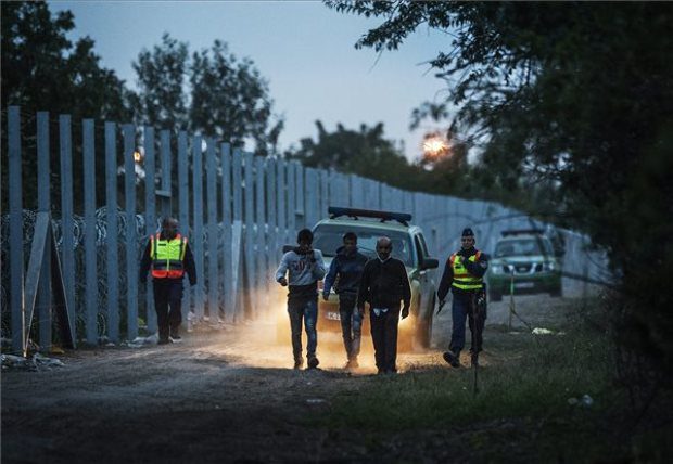 Migránsokkal megrakott kamionok tartanak Magyarország felé