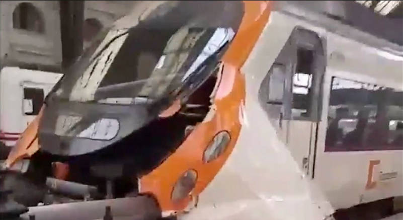 Most érkezett: fékezés nélkül csapódott az állomásba egy vonat, sok a sérült - VIDEÓ
