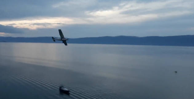 Részegen vezette a repülőt, bele is zuhantak a tóba! - VIDEÓ