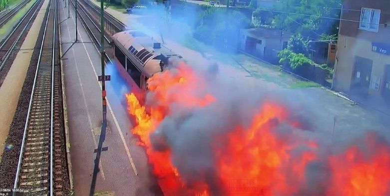 Döbbenetes: Lángoló mozdony haladt át a vépi állomáson - VIDEÓ