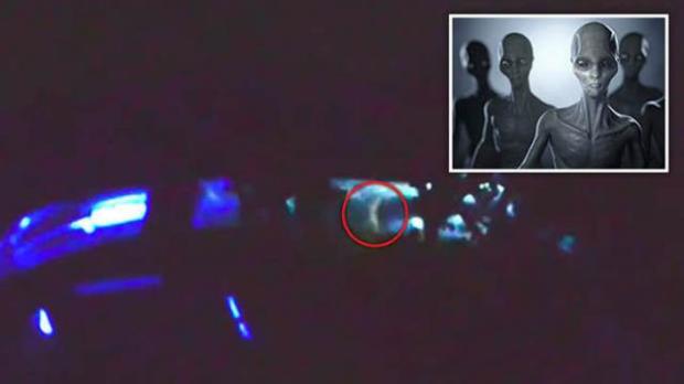 Elképesztő UFO-videó: Még a pilótafülkében ücsörgő idegen lény is látszódik