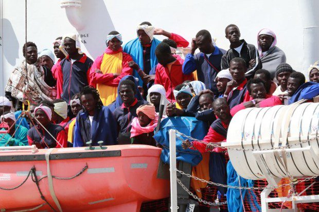 Háborúba sodorhatják a migránsok Olaszországot és Líbiát