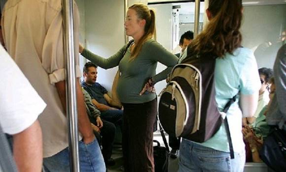Jár ülőhely a terhes nőnek a buszon? Ti mit gondoltok erről?