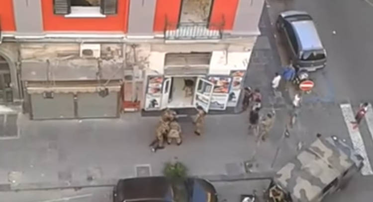 Migránsbanda támadt olasz katonákra - VIDEÓ