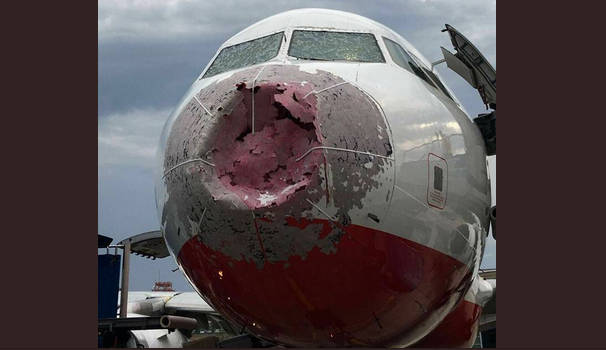 Pánik a repülőn: durva jégeső törte össze az utasszállítót - VIDEÓ