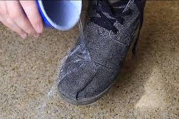 Ennek a trükknek a segítségével bármilyen cipőd vízálló lehet!